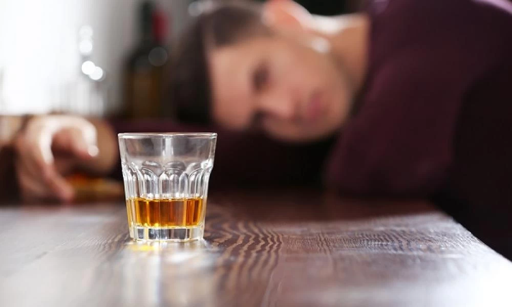 Κορονοϊός: Δείτε αν μπορείτε να πιείτε αλκοόλ πριν ή μετά το εμβόλιο